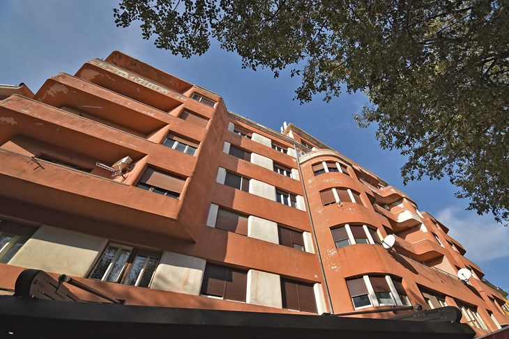 Crvena zgrada na Giardinima vapi za fasadom